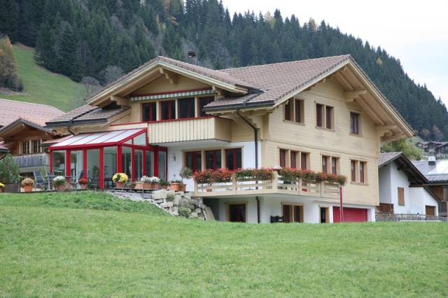 Adelboden, Mehrfamilienhaus